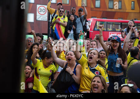 London, Großbritannien. 3. Juli 2018. Mitglieder der kolumbianischen London's Community Watch die kolumbianische Nationalmannschaft spielen gegen England in einer FIFA 2018 World Cup Achtelfinalspiel von der Straße aus einem kolumbianischen Bar in Elephant und Castle. England gewann schließlich das gleiche auf Strafen. Credit: Mark Kerrison/Alamy leben Nachrichten Stockfoto