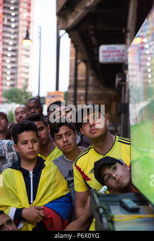 London, Großbritannien. 3. Juli 2018. Mitglieder der kolumbianischen London's Community Watch die kolumbianische Nationalmannschaft spielen gegen England in einer FIFA 2018 World Cup Achtelfinalspiel von der Straße aus einem kolumbianischen Bar in Elephant und Castle. England gewann schließlich das gleiche auf Strafen. Credit: Mark Kerrison/Alamy leben Nachrichten Stockfoto