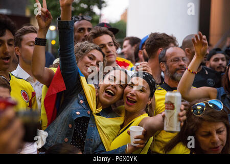 London, Großbritannien. 3. Juli 2018. Mitglieder der kolumbianischen London's Community Watch die kolumbianische Nationalmannschaft spielen gegen England in einer FIFA 2018 World Cup Achtelfinalspiel von der Straße aus einem kolumbianischen Bar in Elephant und Castle. England gewann schließlich das gleiche auf Strafen. Credit: Mark Kerrison/Alamy leben Nachrichten Stockfoto