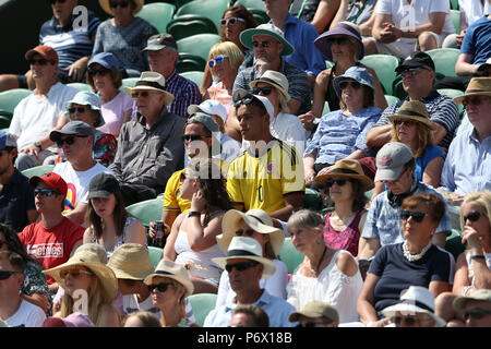 London, Großbritannien. 3. Juli 2018, All England Lawn Tennis und Croquet Club, London, England; die Wimbledon Tennis Championships, Tag 2; beobachtet die Menge gespannt wie der Sonnenschein down beats Credit: Aktion Plus Sport Bilder/Alamy leben Nachrichten Stockfoto