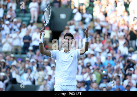 London, Großbritannien. 3. Juli 2018, All England Lawn Tennis und Croquet Club, London, England; die Wimbledon Tennis Championships, Tag 2; Novak Djokovic akzeptiert den Beifall der Menge nach seiner über Sandgren (USA) in 3 Sätzen Credit: Aktion Plus Sport Bilder/Alamy Live News win Stockfoto