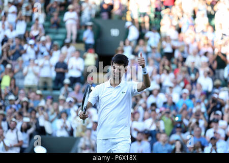 London, Großbritannien. 3. Juli 2018, All England Lawn Tennis und Croquet Club, London, England; die Wimbledon Tennis Championships, Tag 2; Novak Djokovic akzeptiert den Beifall der Menge nach seiner über Sandgren (USA) in 3 Sätzen Credit: Aktion Plus Sport Bilder/Alamy Live News win Stockfoto