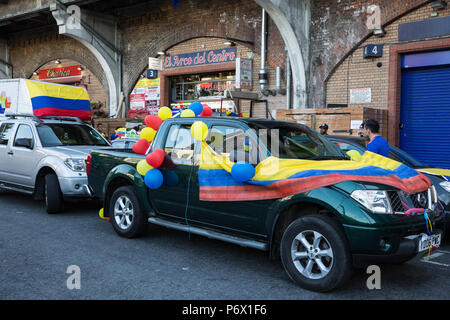 London, Großbritannien. 3. Juli 2018. Ein Fahrzeug in den Farben der Kolumbianischen Nationalmannschaft in Elephant und Castle eingerichtet. Credit: Mark Kerrison/Alamy leben Nachrichten Stockfoto