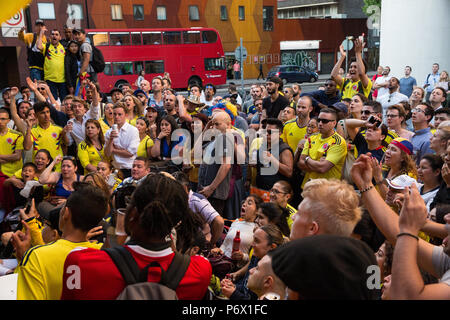 London, Großbritannien. 3. Juli 2018. Mitglieder der kolumbianischen London's Community Watch die kolumbianische Nationalmannschaft spielen gegen England in einer FIFA 2018 World Cup Achtelfinalspiel von der Straße aus einem kolumbianischen Bar in Elephant und Castle. England gewann schließlich das gleiche auf Strafen. Credit: Mark Kerrison/Alamy leben Nachrichten Stockfoto