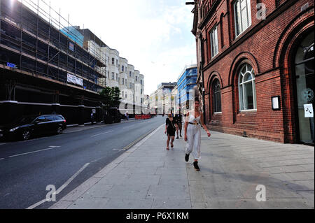 Junge Frauen gehen früher Kapelle in Brighton, englische Küstenstadt Brighton & Hove, East Sussex, England, Großbritannien Stockfoto