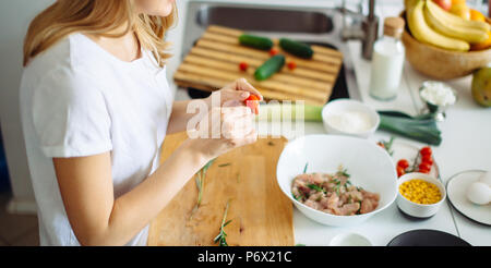 Blick von oben auf die 7/8-weiblichen Körper kleben Chicken bits, gebeizt in Rosmarin und Öl auf Holz- scewers in der Küche. Bio- und vegetarische Essen Konzept. Stockfoto