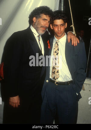 HOLLYWOOD, CA - 12. Januar: (L-R) Schauspieler Elliott Gould und Sohn Darsteller Samuel Gould die 13. jährliche nationale CableACE Award am 12. Januar 1992 an im Pantages Theater in Hollywood, Kalifornien. Foto von Barry King/Alamy Stock Foto Stockfoto