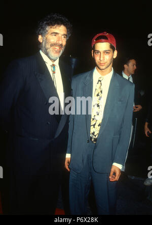 HOLLYWOOD, CA - 12. Januar: (L-R) Schauspieler Elliott Gould und Sohn Darsteller Samuel Gould die 13. jährliche nationale CableACE Award am 12. Januar 1992 an im Pantages Theater in Hollywood, Kalifornien. Foto von Barry King/Alamy Stock Foto Stockfoto