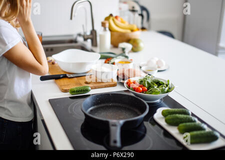 Nicht erkennbare Frau, die gesunden Salat von frischem Gemüse Anordnen von Gemüse auf dem Tisch Stockfoto