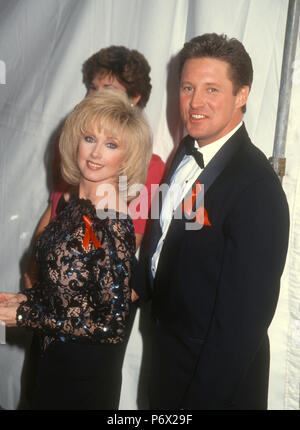 HOLLYWOOD, CA - 12. Januar: (L-R) Schauspielerin Morgan Fairchild und Schauspieler Bruce Boxleitner die 13. jährliche nationale CableACE Award am 12. Januar 1992 an im Pantages Theater in Hollywood, Kalifornien. Foto von Barry King/Alamy Stock Foto Stockfoto