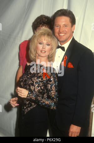 HOLLYWOOD, CA - 12. Januar: (L-R) Schauspielerin Morgan Fairchild und Schauspieler Bruce Boxleitner die 13. jährliche nationale CableACE Award am 12. Januar 1992 an im Pantages Theater in Hollywood, Kalifornien. Foto von Barry King/Alamy Stock Foto Stockfoto