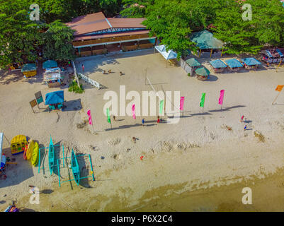 Nachmittag Luftaufnahme von einem Strand in Laiya, Batangas mit der entspannende Boote vor geparkt Stockfoto