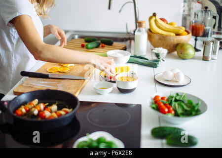 7/8 Schuß des unkenntlich Frau kochen Mittagessen in der modernen Küche. Sie legte farbenfrohe Lebensmittel, Gemüse, Obst und Kräuter accord Stockfoto