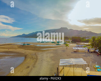 Laiya, San Juan, Batangas und seine schönen Berg Hintergrund - der gebirgszüge (bemerkenswerte Mt. Daguldol und Mt. Hugom) Stockfoto