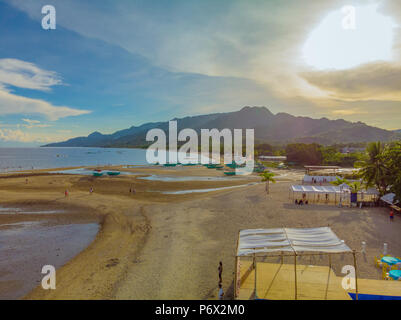 Laiya, San Juan, Batangas und seine schönen Berg Hintergrund - der gebirgszüge (bemerkenswerte Mt. Daguldol und Mt. Hugom) Stockfoto