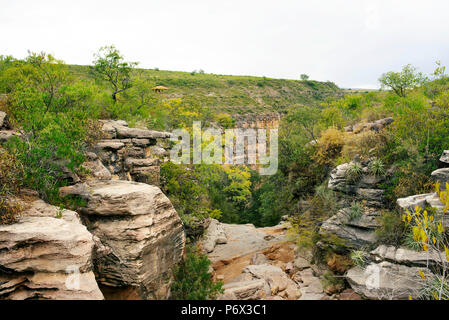 Der Panoramablick auf die Landschaft der Torotoro Nationalpark mit El Vergel Canyon im Hintergrund (Bolivien). Stockfoto