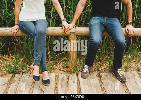Paar umarmen in der Liebe mit einem natürlichen Aussehen Stockfoto