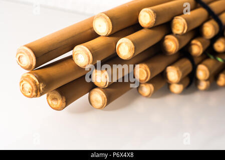 Traditionelle Panflöte der Maya und Peruanischen auf weißem Hintergrund Stockfoto