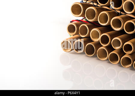 Traditionelle Panflöte der Maya und Peruanischen auf weißem Hintergrund Stockfoto