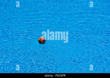 Fußball Schwimmen in einem Pool Stockfoto