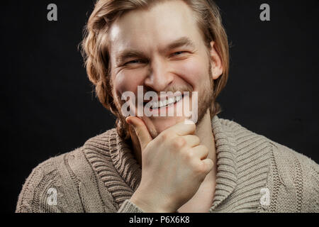 Fröhliche Geschäftsmann in casual Textilien berühren seine deard Stockfoto