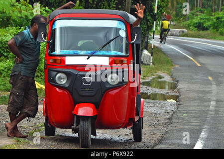 Zwei Mann und Taxi, Tuk-tuk in Asien/Thailand/Indien/Sri Lanka. Den lokalen Transport von Asien, die Armut in Asien, Taxi-Park. Stockfoto