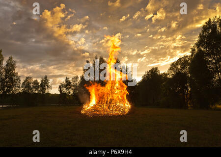 Mittsommer Feuer, Mittsommer Tradition in Lettland Stockfoto