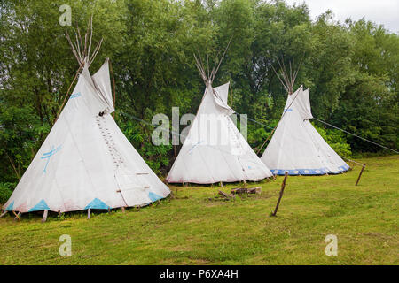 Zelte der Indianer stehen auf einer Wiese unter den Bäumen Stockfoto