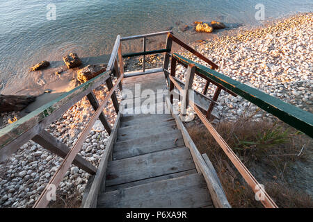 Perspektivische Ansicht des hölzernen Treppen hinunter zum Strand. Insel Zakynthos, Griechenland Stockfoto