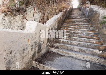 Alte Grungy Beton Treppe mit glühenden Ende geht nach oben Stockfoto