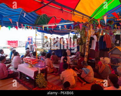 Der Thai und Mönch in der lokalen Dorf. Buddhistische Spende Ereignis in der Provinz Burirum, 22. April 2018. Stockfoto