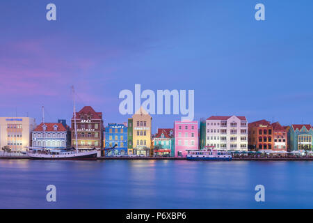 Curacao, Willemstad, Blick auf die St. Anna Bucht, gegenüber der holländischen Kolonialbauten auf Handelskade Punda entlang der Uferpromenade von Suchen Stockfoto