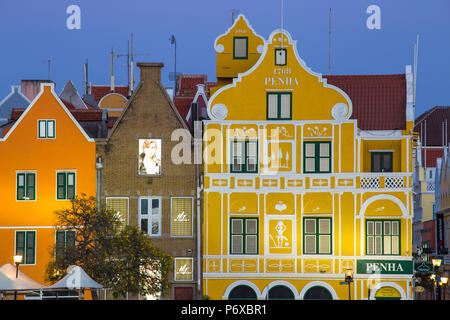 Curacao, Willemstad, koloniale Kaufmann Häuser säumen Handelskade entlang Punda's Waterfront Stockfoto