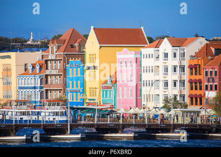 Curacao, Willemstad, Niederländische Kolonialbauten auf Handelskade Punda entlang der Uferpromenade und Königin Emma Pontoon Bridge - manchmal genannt, das Schwingen alte Dame von Curacao Stockfoto