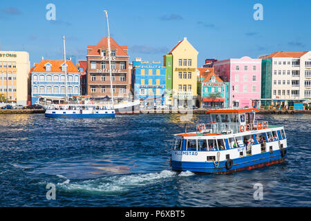 Curacao, Willemstad, Blick auf die St. Anna Bucht, gegenüber der holländischen Kolonialbauten auf Handelskade Punda entlang der Uferpromenade von Suchen Stockfoto