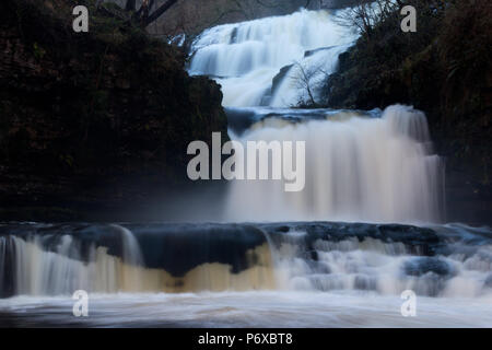 Wasser ergiesst sich eine Reihe von kleinen Wasserfällen, Wasserfall, Ystradfellte, Brecon Beacons National Park, Wales, November 2017 Stockfoto