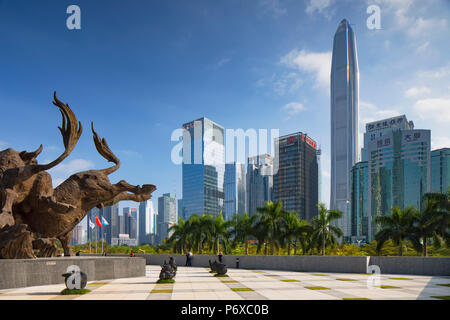 Ping An International Finance Center (weltweit € ™ s 4. höchste Gebäude im Jahr 2017 bei 600 m) und Stier Skulptur außerhalb Shenzen Stock Exchange, Futian, Shenzhen, Guangdong, China Stockfoto