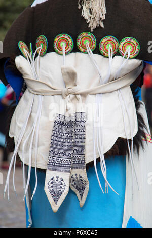 Naxi Frau in traditioneller Kleidung, Tanz, Lijiang (UNESCO-Weltkulturerbe), Yunnan, China Stockfoto