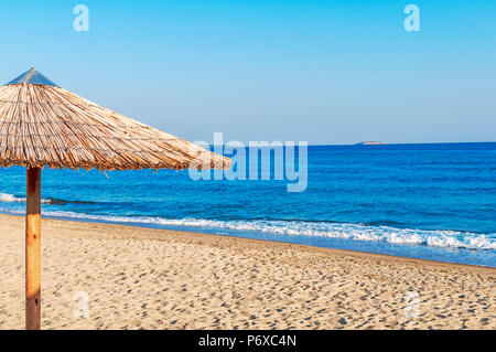 Viel Sonnenbank, Stroh Regenschirm an einem wunderschönen Strand Stockfoto