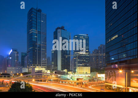 Connaught Road bei Dämmerung, Admiralität, Hong Kong Island, Hongkong, China Stockfoto