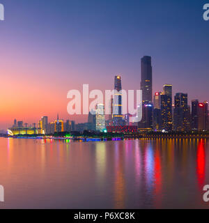 Skyline von Tianhe bei Sonnenuntergang, Guangzhou, Guangdong, China Stockfoto