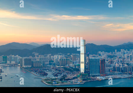 International Commerce Centre (ICC) von Kowloon und Victoria Peak bei Sonnenuntergang, Hong Kong Island, Hong Kong Stockfoto
