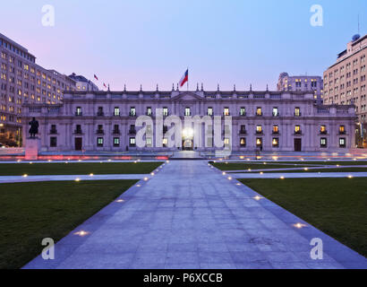 Chile, Santiago, Twilight Ansicht La Moneda Palastes aus der Plaza De La Ciudadania. Stockfoto