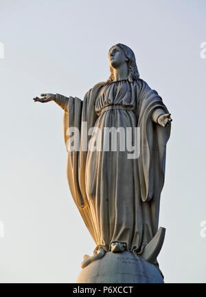Chile, Santiago, die Statue der Jungfrau Maria auf dem Hügel San Cristobal. Stockfoto