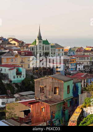 Chile, Valparaiso, erhöhten Blick auf die historischen Viertel Cerro Concepcion, erklärt als UNESCO-Weltkulturerbe. Stockfoto