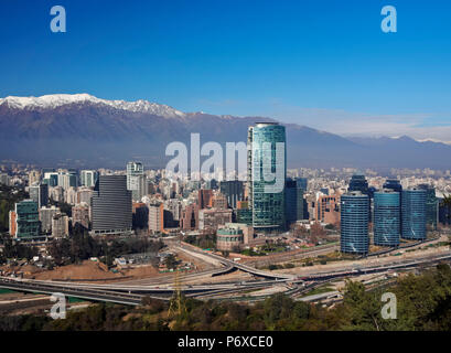 Chile, Santiago, Blick von der Parque Metropolitano auf die hohe Gebäude im Finanzsektor. Schneebedeckten Anden im Hintergrund. Stockfoto