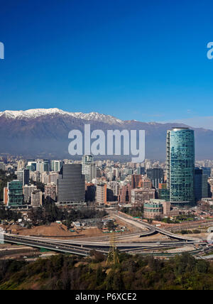 Chile, Santiago, Blick von der Parque Metropolitano auf die hohe Gebäude im Finanzsektor. Schneebedeckten Anden im Hintergrund. Stockfoto