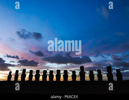 Moais in der Ahu Tongariki bei Sonnenaufgang, Rapa Nui National Park, Easter Island, Chile Stockfoto