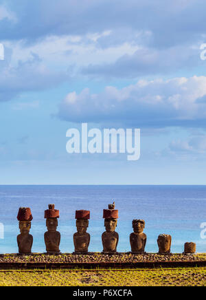 Moais in Ahu Nau Nau von der Anakena Strand, Rapa Nui National Park, Easter Island, Chile Stockfoto