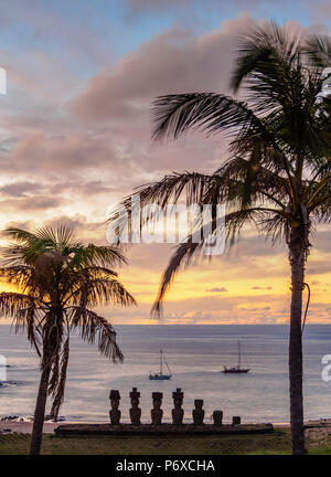 Moais in Ahu Nau Nau von der Anakena Strand bei Sonnenuntergang, Erhöhte Ansicht, Rapa Nui National Park, Easter Island, Chile Stockfoto